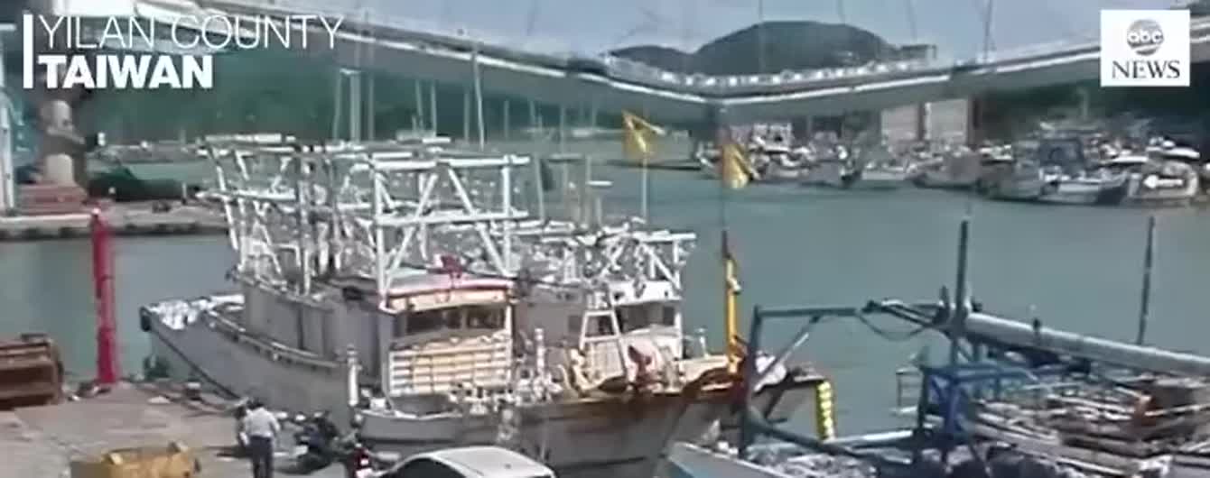 У Мережі опублікували відео обвалу мосту з автомобілями на Тайвані