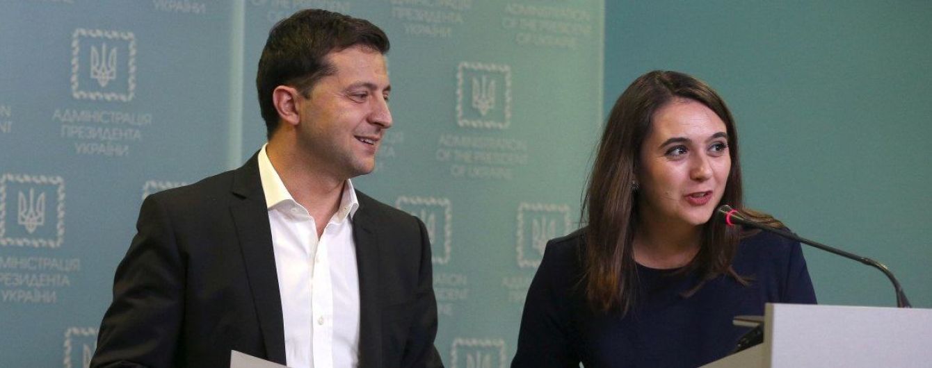 "Вы никого не толкали?": Зеленский пошутил о недавнем скандале со своим пресс-секретарем