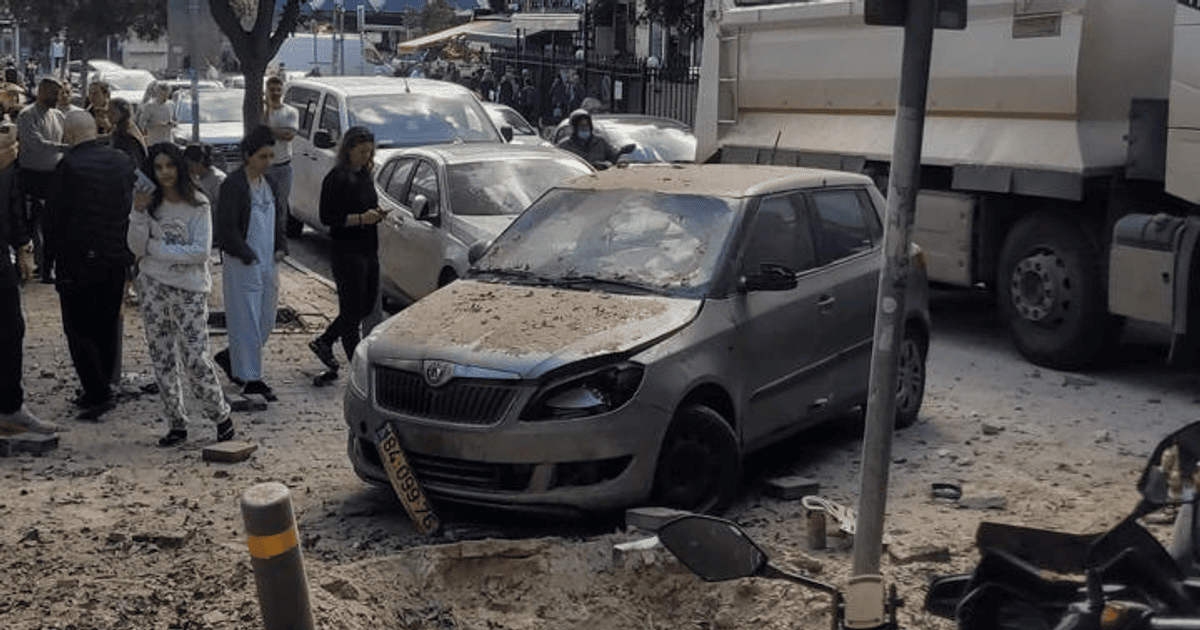 Обломки иранской кассетной ракеты у посольства Украины в Израиле