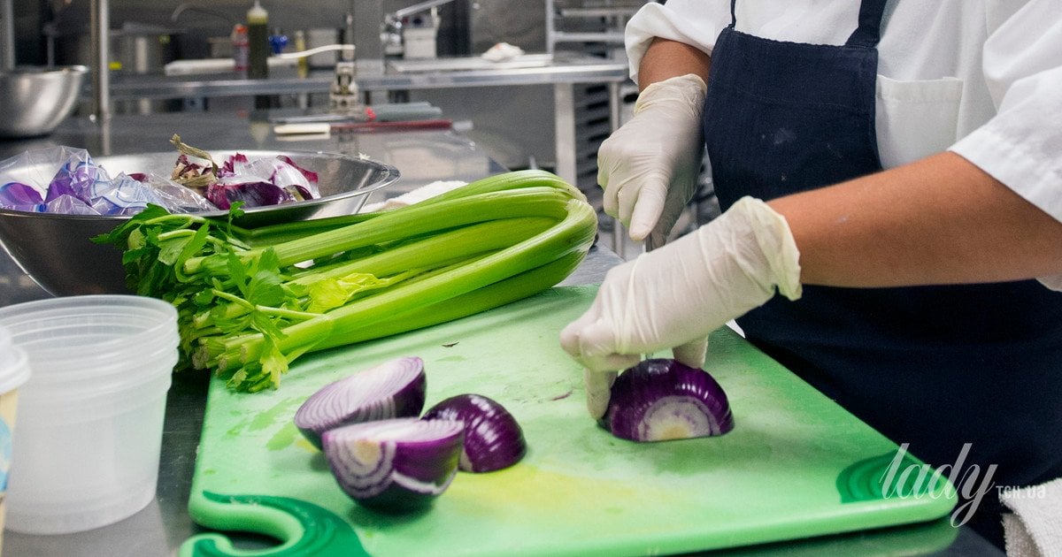 Як швидко позбутися запаху цибулі з рук