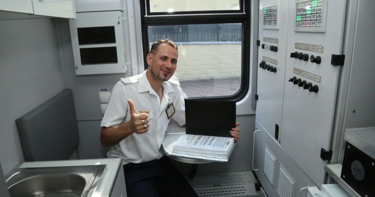 До та після ремонту. "Укрзалізниця" показала один із 153 вагонів, які реконструюють