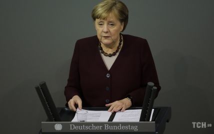 В жакете цвета марсала и с серебристыми тенями: деловой аутфит Ангелы Меркель