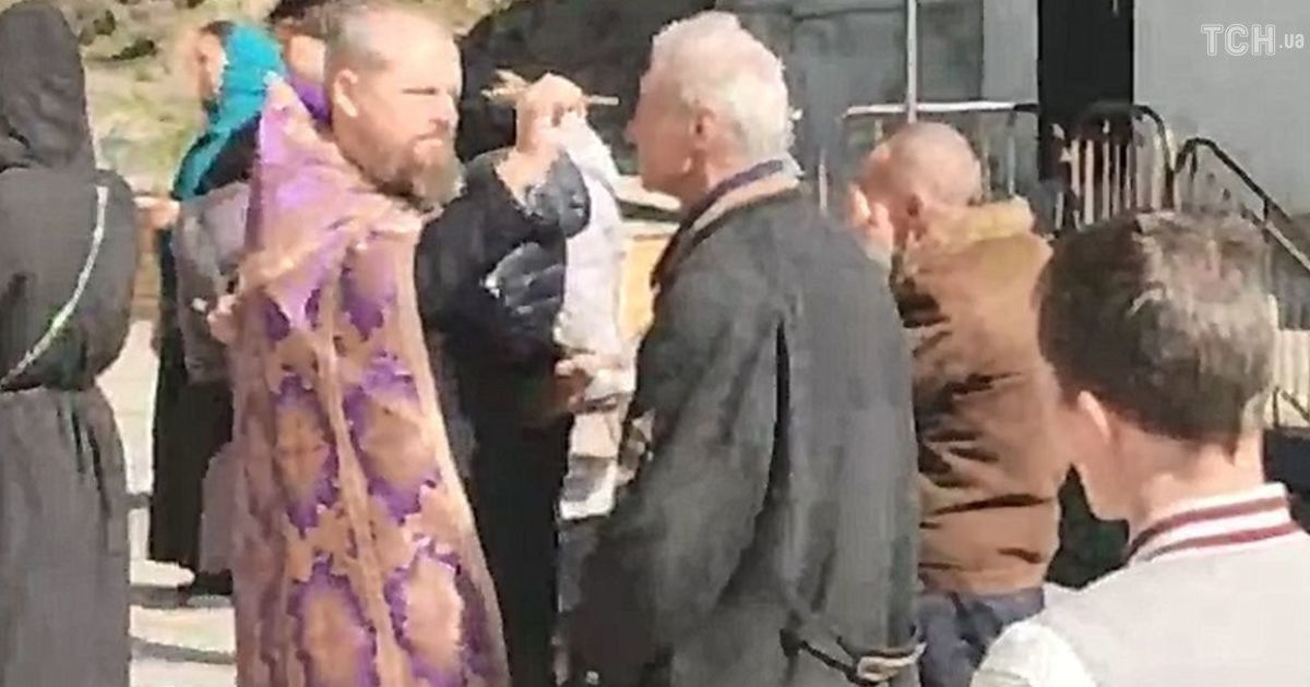 Коронавирус в Киеве: на территории Александровской больницы священники пренебрегают санитарными нормами