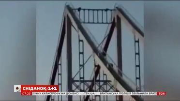 У Києві 16-річний підліток зірвався з опори пішоходного мосту