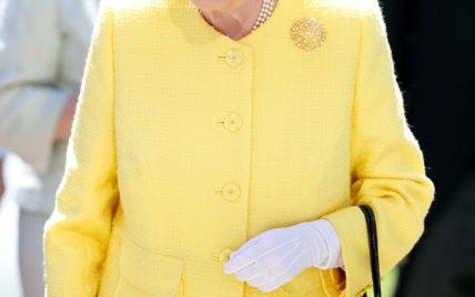 В ярком наряде и в отличном настроении: королева Елизавета II на скачках