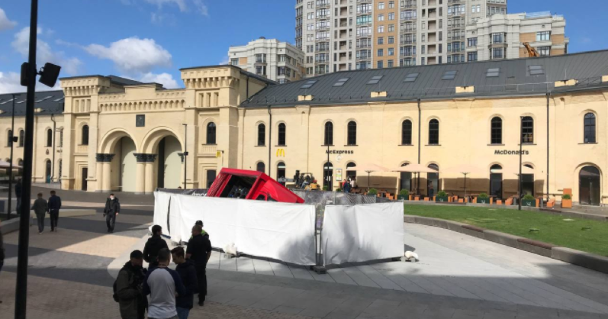 В Киеве грузовик въехал в фонтан и провалилась на отреставрированной Арсенальной площади