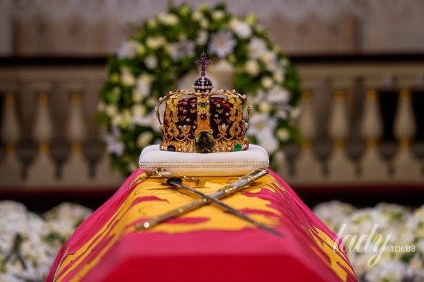 Гроб короля Норвегии Гаральда V установили во Дворцовой часовне в Осло / © Associated Press