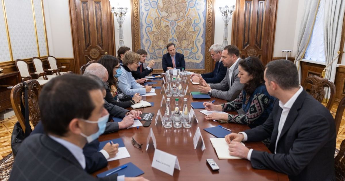 "Ніхто ні в кого нічого не забиратиме": Єрмак пояснив послам G7 та ЄС, як працюватиме закон про олігархів