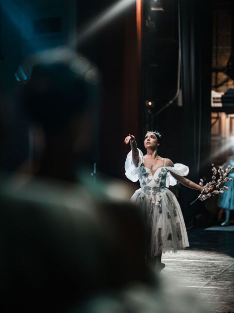 Лесная нимфа: Екатерина Кухар примерила нежное весеннее платье