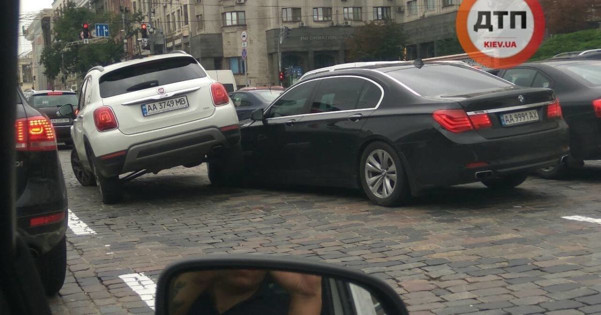 В Киеве компактный кроссовер наехал на BMW