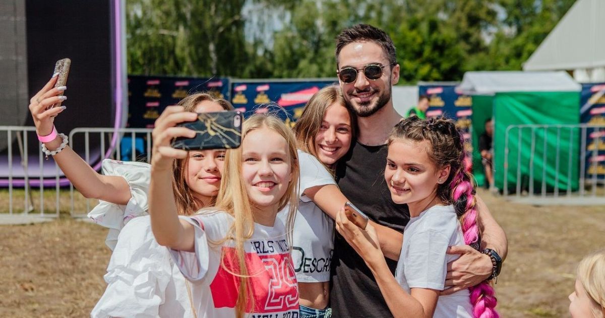 Актори серіалу "Школа" знялися у фотосесії зі своїми фанами