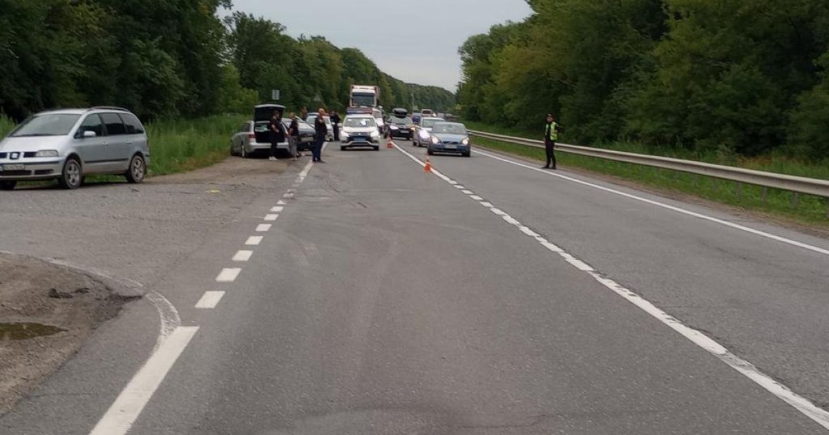 Во Львовской области столкнулись два автомобиля: погиб мужчина, много раненых (фото)