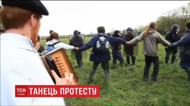 Еко-активісти та анархісти вирішили боротися з французькою поліцією мистецтвом