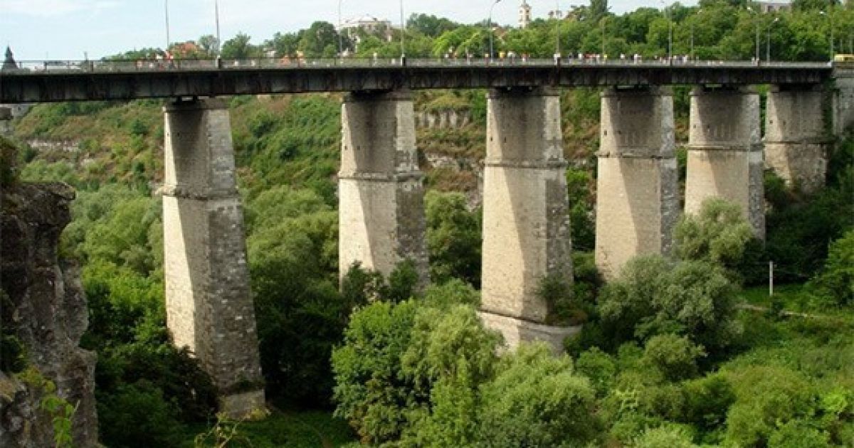 У Кам'янці-Подільському патрульні врятували самогубцю на мосту, вдягнувши на нього кайданки