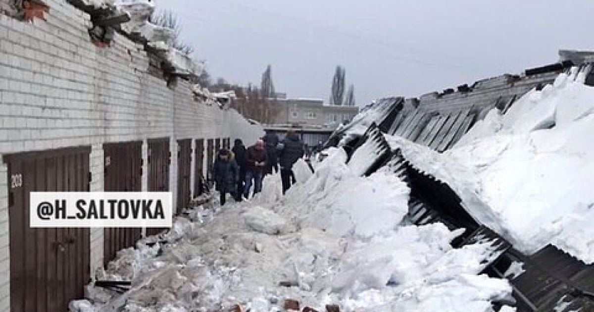 У Харкові під вагою снігу на людей впав дах гаражного кооперативу