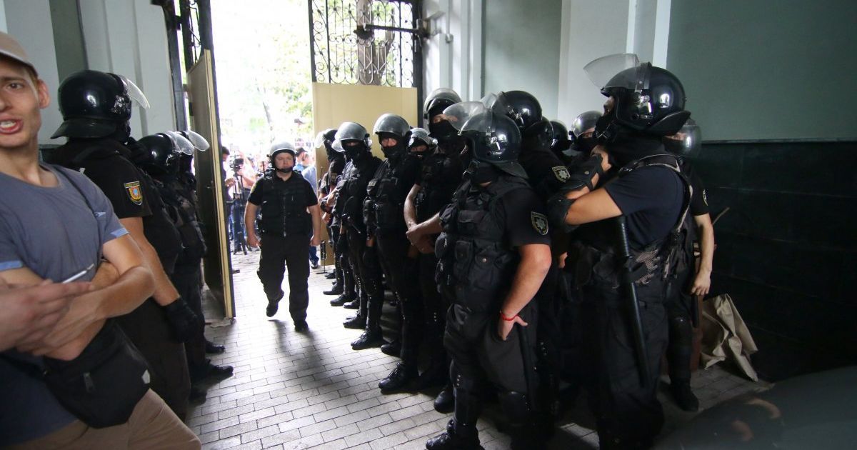 Сутички під міськрадою Одеси / © УНІАН