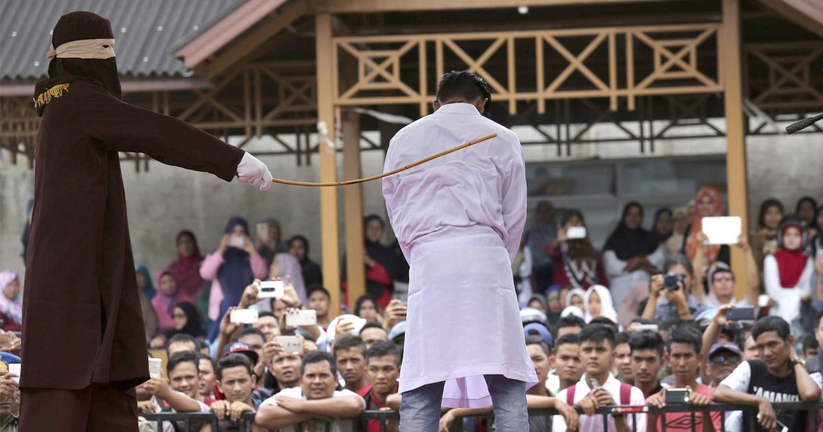 В Індонезії за перелюб публічно покарали розробника законів проти позашлюбного сексу