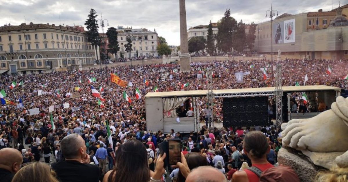 В Риме применили водометы для остановки митингующих, которые штурмуют правительственные здания из-за "паспорта вакцинации"