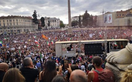 В Риме применили водометы для остановки митингующих, которые штурмуют правительственные здания из-за "паспорта вакцинации"