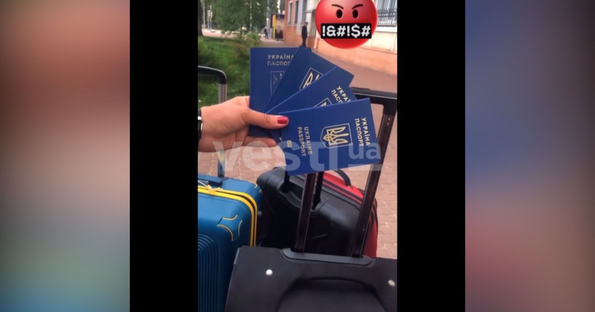 Українка з дітьми показово викинула паспорти України, бо її не випустили за кордон