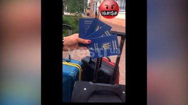 Украинка с детьми показательно выбросила паспорта Украины, потому что ее не выпустили за границу