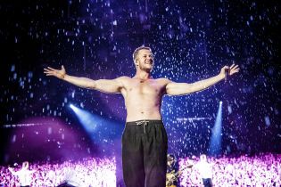 Солист Imagine Dragons Рейнольдс стал отцом в четвертый раз и показал фото малыша