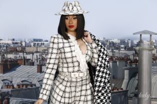 В твидовом пальто с принтом "собачий зуб": Cardi B в эффектном луке появилась на модном шоу