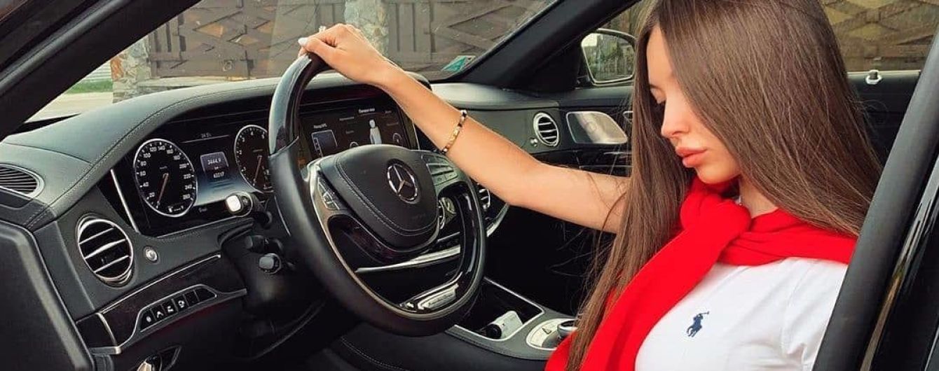 У центрі Києва спорткар Audi протаранив огорожу. Пасажирка зняла відео