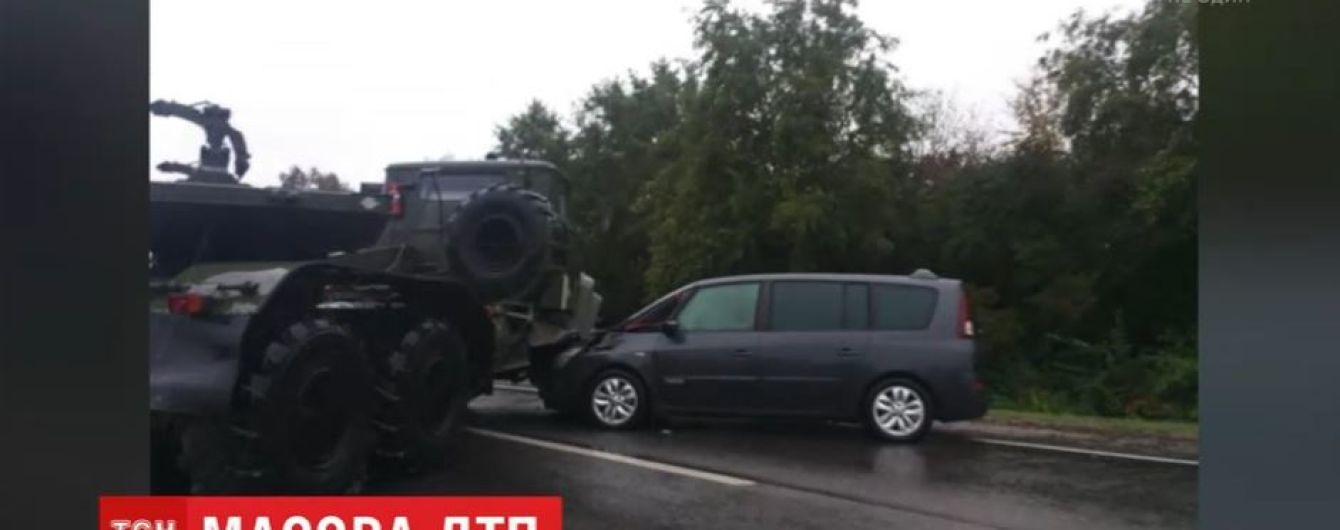 Вблизи Львова военный тягач опрокинул фуру и столкнулся с легковушкой