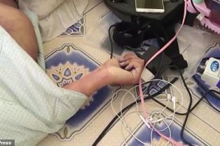 Таец умер из-за смартфона на зарядке, который держал в руках во сне
