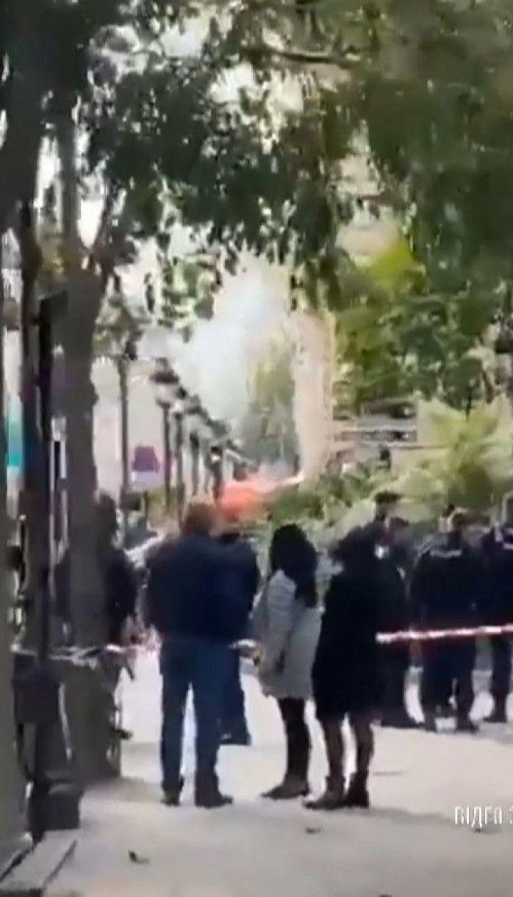 У Парижі чоловік вдерся до поліцейського відділку і влаштував різанину, є загиблі