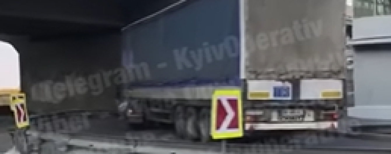 Фура протаранила легковик і заблокувала виїзд на міст Метро у Києві. Відео