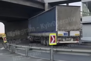 Фура протаранила легковушку и заблокировала выезд на мост Метро в Киеве. Видео