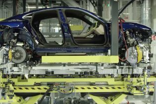 Производство первого электрокара Porsche показали на видео