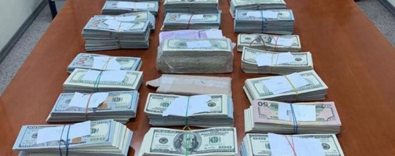 У лікаря-трансплантолога, якого піймали на хабарі, вилучили майже 1 млн доларів