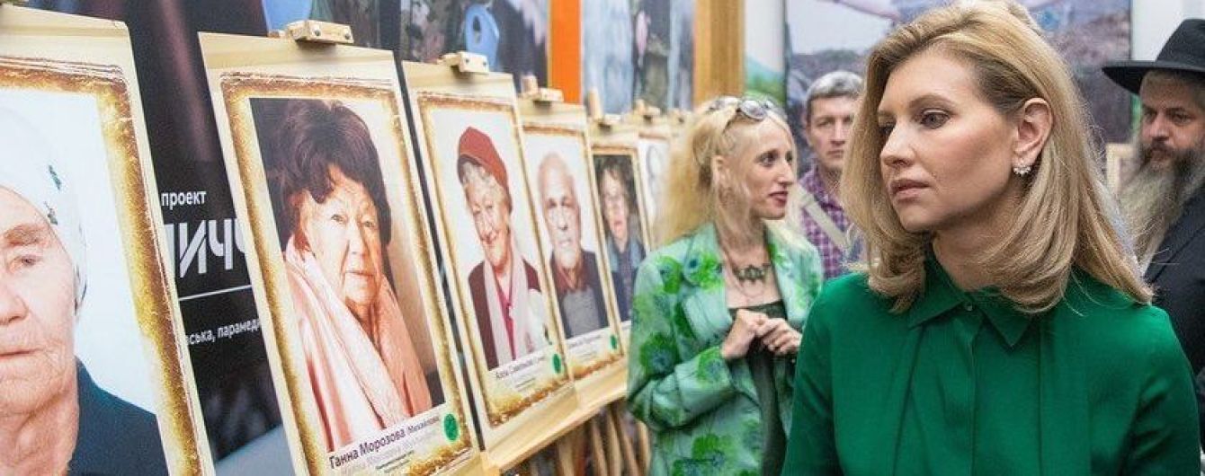 В зеленой блузке и с лаконичными серьгами: Елена Зеленская на выставке портретов