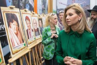 В зеленой блузке и с лаконичными серьгами: Елена Зеленская на выставке портретов