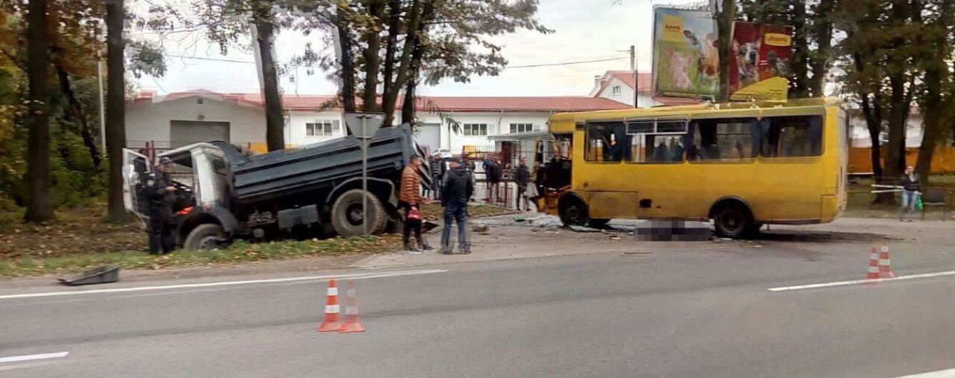 На Львівщині зіткнулися автобус і вантажівка: 10 постраждалих