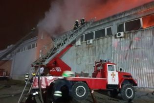 Короткое замыкание или поджог: названы первые возможные причины масштабного пожара в Днепре