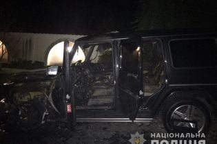 Гелендваген депутата и Porsche Cayenne 33-летней женщины. На Ровенщине сожгли два элитных авто