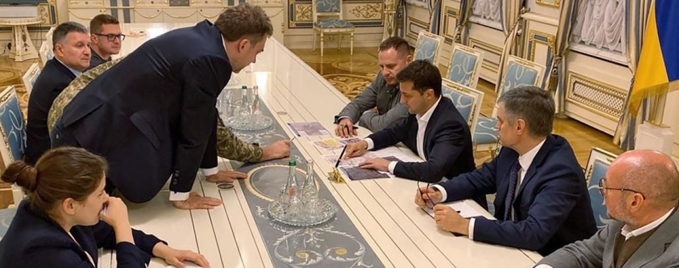 Зеленський обговорив нове розведення військ на Донбасі з главами силовиків та військових