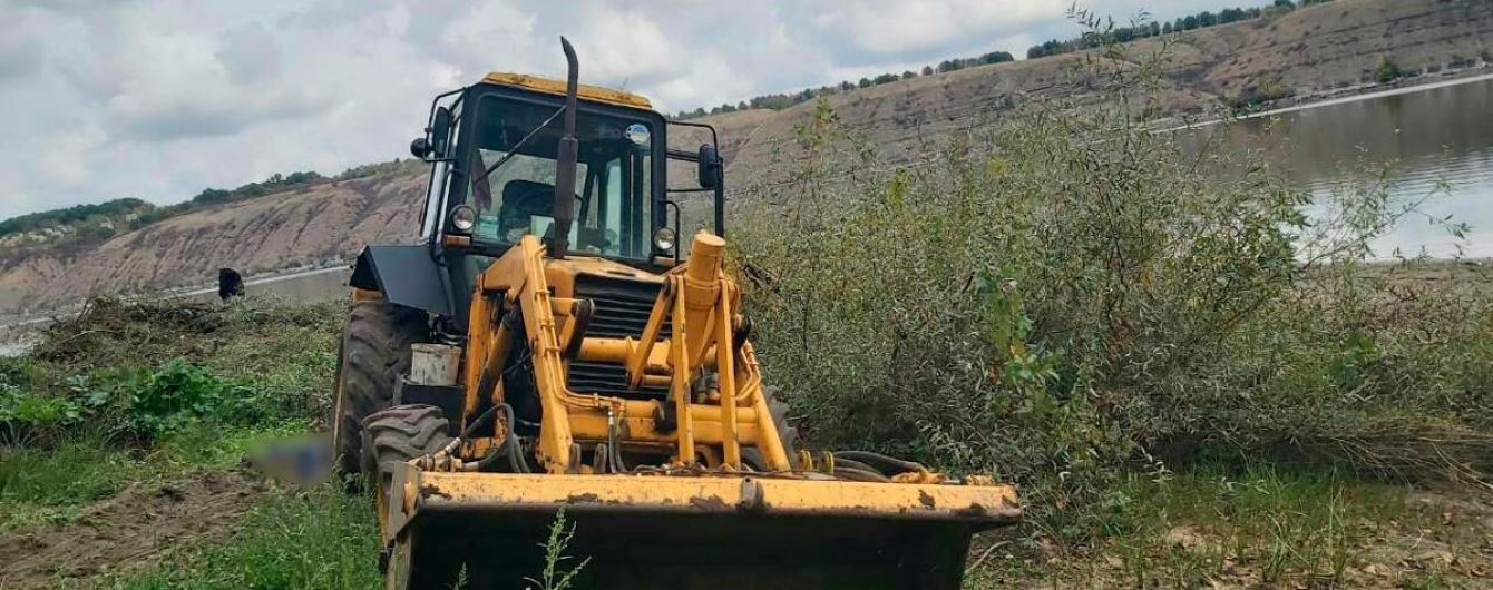 В селе Черновицкой области мужчина переехал напарника экскаватором