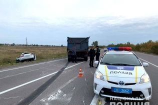 В Ровенской области столкнулись грузовик и легковушка: водитель погиб, а женщина и ребенок в больнице