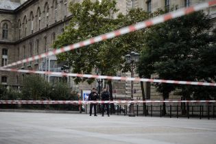 Премьер Франции анонсировал проверки спецслужб после резни в полицейском участке