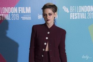 В бордовом костюме на голое тело: стильная Кристен Стюарт на кинофестивале в Лондоне