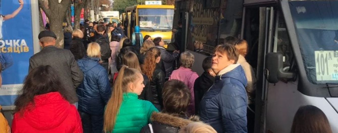 В Днепре из-за провала в асфальте возле общежития ограничили движение транспорта - в городе образовался коллапс