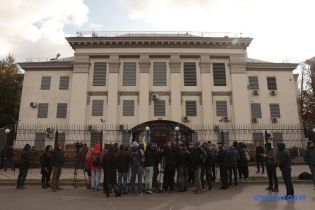 В России заочно арестовали нападавших на свое посольство в Киеве