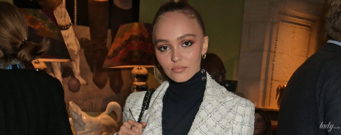 В жакеті Chanel і мініспідниці: Лілі-Роуз Депп на спецпоказі фільму "Король"