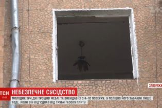 В Запорожье парень несколько дней крушил собственную квартиру и выбрасывал мебель из окна