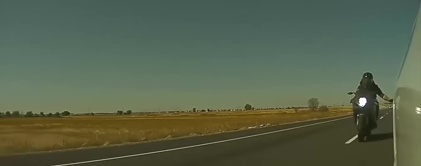 В Америці байкера-вандала спіймали завдяки камерам Tesla. Відео